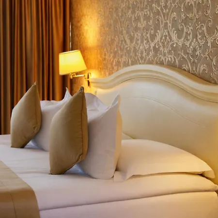 Hotel Grand & Tirana