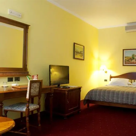 Hotel Grand & Tirana