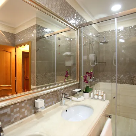 Hotel Grand &