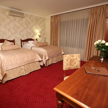 Grand & Hotel