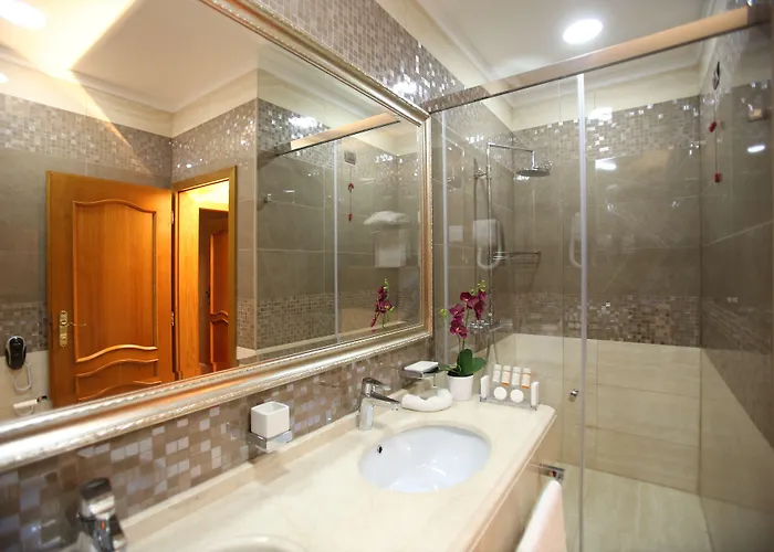 Hotel Grand &