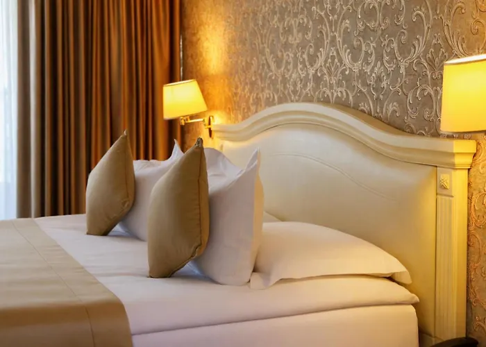 Hotel Grand & Tirana