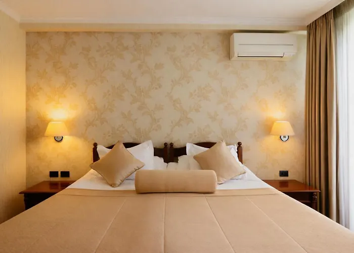 Hotel Grand &